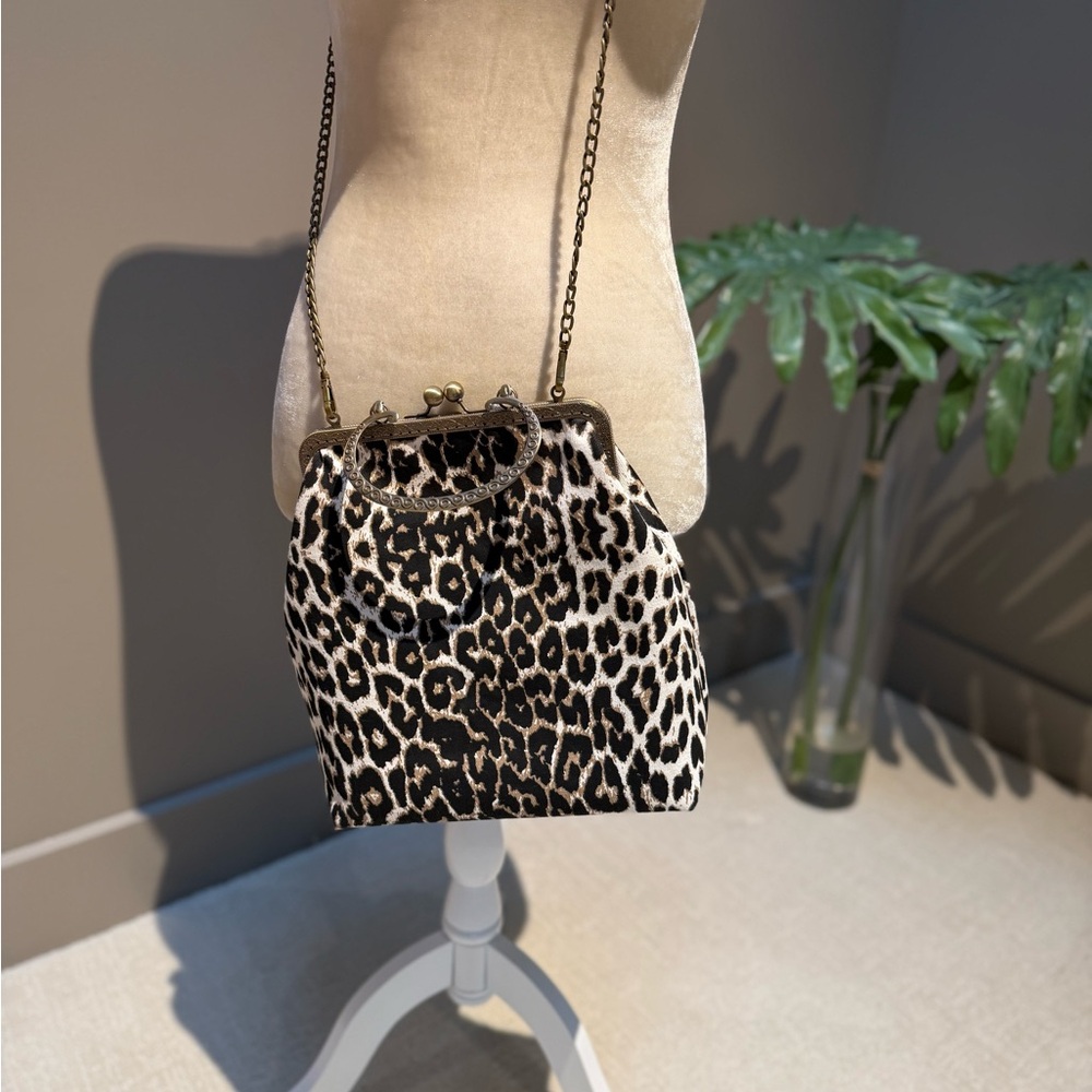 Elegant Leopard Print Crossbody Bag with Chain Strap